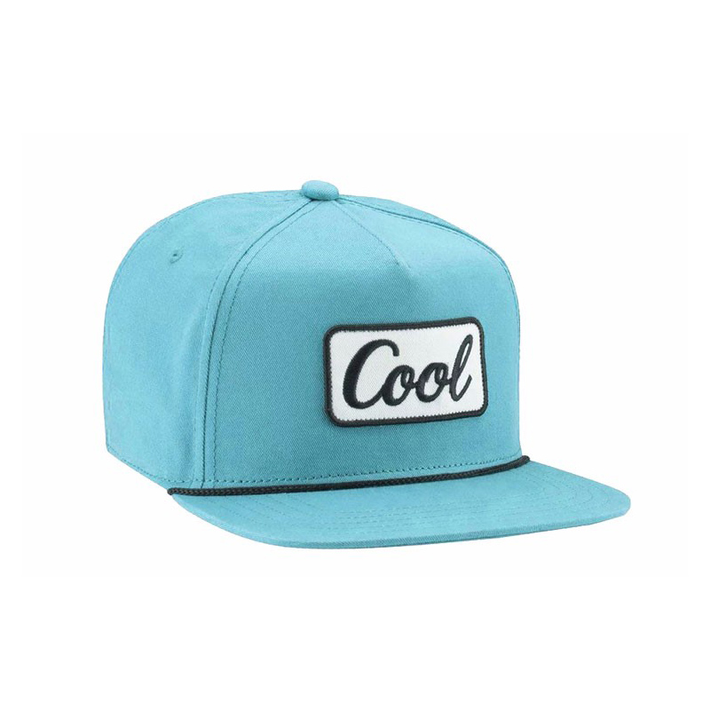 Quelle est la différence entre une snapback et une casquette ajustée ?